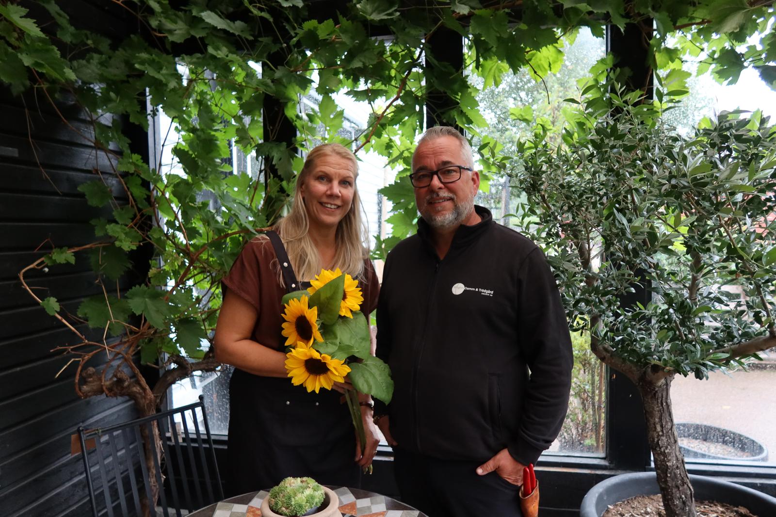 Sandra och Peter Wright i trädgårdsmiljö